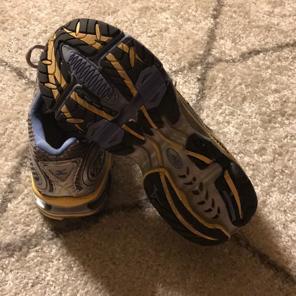 Mizuno Women’s Running Shoes - Picture 5 of 6